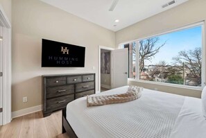 2 Schlafzimmer, Schreibtisch, Bügeleisen/Bügelbrett, Reisekinderbett