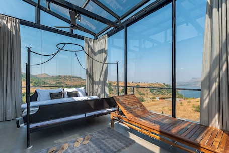 Tabla de planchar con plancha y wifi gratis . ELIVAAS White House 4BHK Villa With Pool