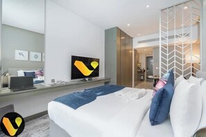 Luxury Studio, Balcony, Canal View | Egyptian cotton sheets, premium bedding, in-room safe - Vogue | Damac Maison Prive Downtown Near Dubai Mall | Burj Khalifa (Dubai)