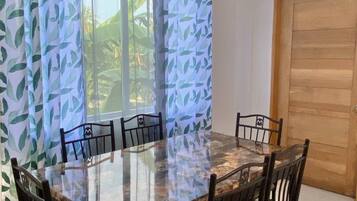 Apartemen, 1 kamar tidur | Ruang makan