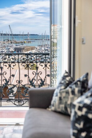 A balcony with a view of a marina and buildings. - 2 BEDROOMS—BALCONY—OCEAN VIEW—FELIX FAURE A2B231 (Cannes)