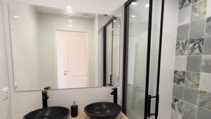 A bathroom with two black vessel sinks, a large mirror, a white door, and a shower with glass doors. - 🏆 T4 NEUF CENTRE-VILLE - 3 CHAMBRES - LIONS DE CANNES 2026 5 mn des Plages (Cannes)