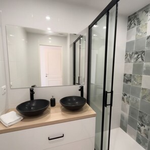 A bathroom with two black vessel sinks, a large mirror, a white door, and a shower with glass doors. - 🏆 T4 NEUF CENTRE-VILLE - 3 CHAMBRES - LIONS DE CANNES 2026 5 mn des Plages (Cannes)