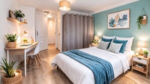 A modern bedroom with a bed, bedside tables, a desk, and chairs. - 🏆 T4 NEUF CENTRE-VILLE - 3 CHAMBRES - LIONS DE CANNES 2026 5 mn des Plages (Cannes)