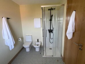 Shower, hair dryer, bidet, towels - Duplex with Shared Pool, Concheira (Baiona)