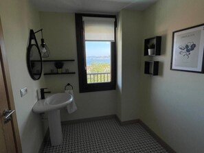 Suihku, hiustenkuivaaja, bidee, pyyhkeet