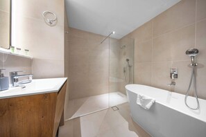 Shower, hair dryer, towels - Free housekeeping visits during your stay - StayShort - Chic 1BR Retreat  in Dubai Marina that Sleeps 4 (Dubai Marina)