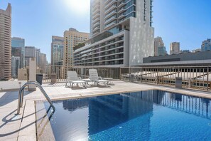 Pool - Free housekeeping visits during your stay - StayShort - Chic 1BR Retreat  in Dubai Marina that Sleeps 4 (Dubai Marina)