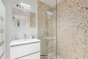 Shower, hair dryer, towels - Villa 85 - stylish stay for 6 in a car-free domain in Ostend (Oostende)