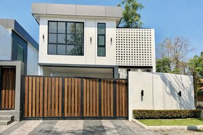 Exterior - วิลลาพร้อมสระว่ายน้ำ 4 ห้องนอน 4 ห้องน้ำ พร้อมสิ่งอำนวยความสะดวก (Tambon San Phak Wan)