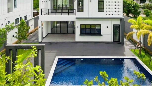 A modern two-story house with a swimming pool in the foreground. - วิลลาพร้อมสระว่ายน้ำ 4 ห้องนอน 4 ห้องน้ำ พร้อมสิ่งอำนวยความสะดวก (Tambon San Phak Wan)