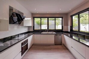 Private kitchen - วิลลาพร้อมสระว่ายน้ำ 4 ห้องนอน 4 ห้องน้ำ พร้อมสิ่งอำนวยความสะดวก (Tambon San Phak Wan)