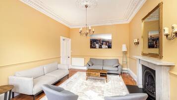 Escritorio, espacio para trabajar con laptop y cortinas blackout