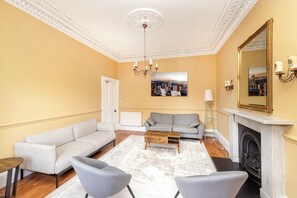 Căn hộ | Bàn, khu vực làm việc phù hợp cho laptop, màn/rèm cản sáng 