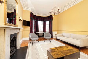 Căn hộ | Khu phòng khách | Smart TV 24-inch có truyền hình kỹ thuật số 