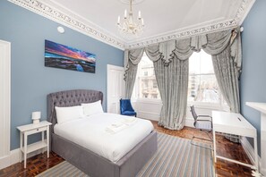 Apartment | Schreibtisch, laptopgeeigneter Arbeitsplatz, Verdunkelungsvorhänge