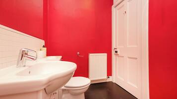 Appartamento | Bagno | Set di cortesia gratuito, asciugacapelli, asciugamani, sapone