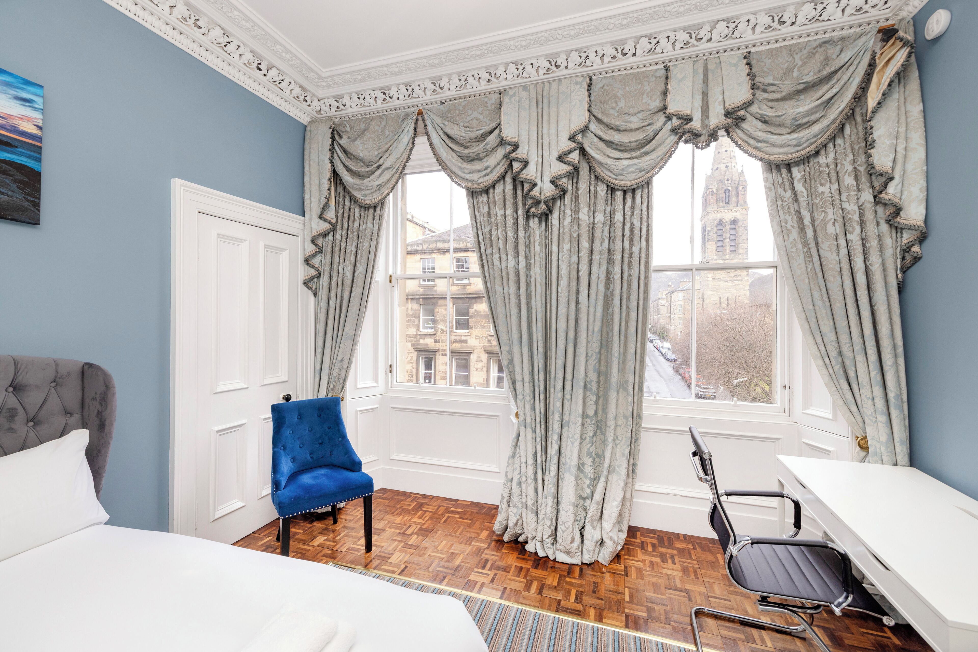 อพาร์ทเมนท์ | บริเวณนั่งเล่น | สมาร์ททีวี 24 นิ้ว พร้อมช่องดิจิตอล