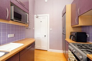 Apartment | Private kitchen | Fridge, microwave, oven, stovetop - Stylish Southside Flat Near Old Town (Edinburgh)
