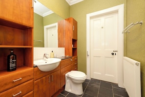 Apartamento | Banheiro | Produtos de toalete grátis, secador de cabelo, toalhas de banho