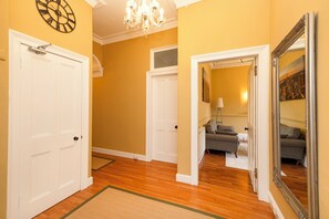 Apartment | Interior - Stylish Southside Flat Near Old Town (Edinburgh)