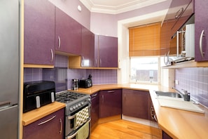 Apartamento | Cozinha privada | Geladeira, micro-ondas, fogão, cooktop