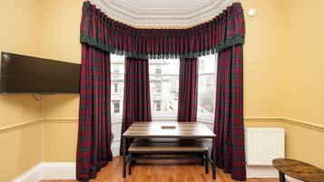 Bureau, espace de travail pour ordinateur portable, rideaux occultants