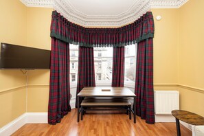 Apartment | Desk, laptop workspace, blackout curtains, free WiFi - Stylish Southside Flat Near Old Town (Edinburgh)