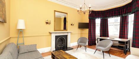 アパートメント | リビング エリア | 24 インチのスマートテレビ (デジタル放送視聴可)