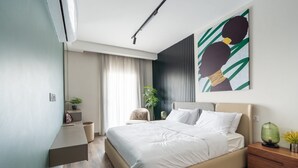 Een moderne slaapkamer met een groot bed, nachtkastjes, een wandplank en een groot abstract schilderij.