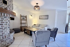 TV, fireplace - Le vieux canal, house near the port of Le Crotoy (Le Crotoy)
