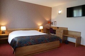 Habitación doble superior, vista al jardín | Escritorio, espacio para trabajar con laptop y wifi gratis 