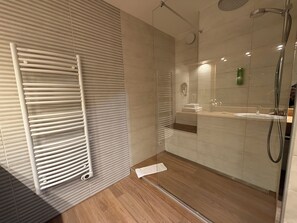 Habitación doble superior, vista al jardín | Baño | Secadora de cabello, toallas, jabón, papel de baño 