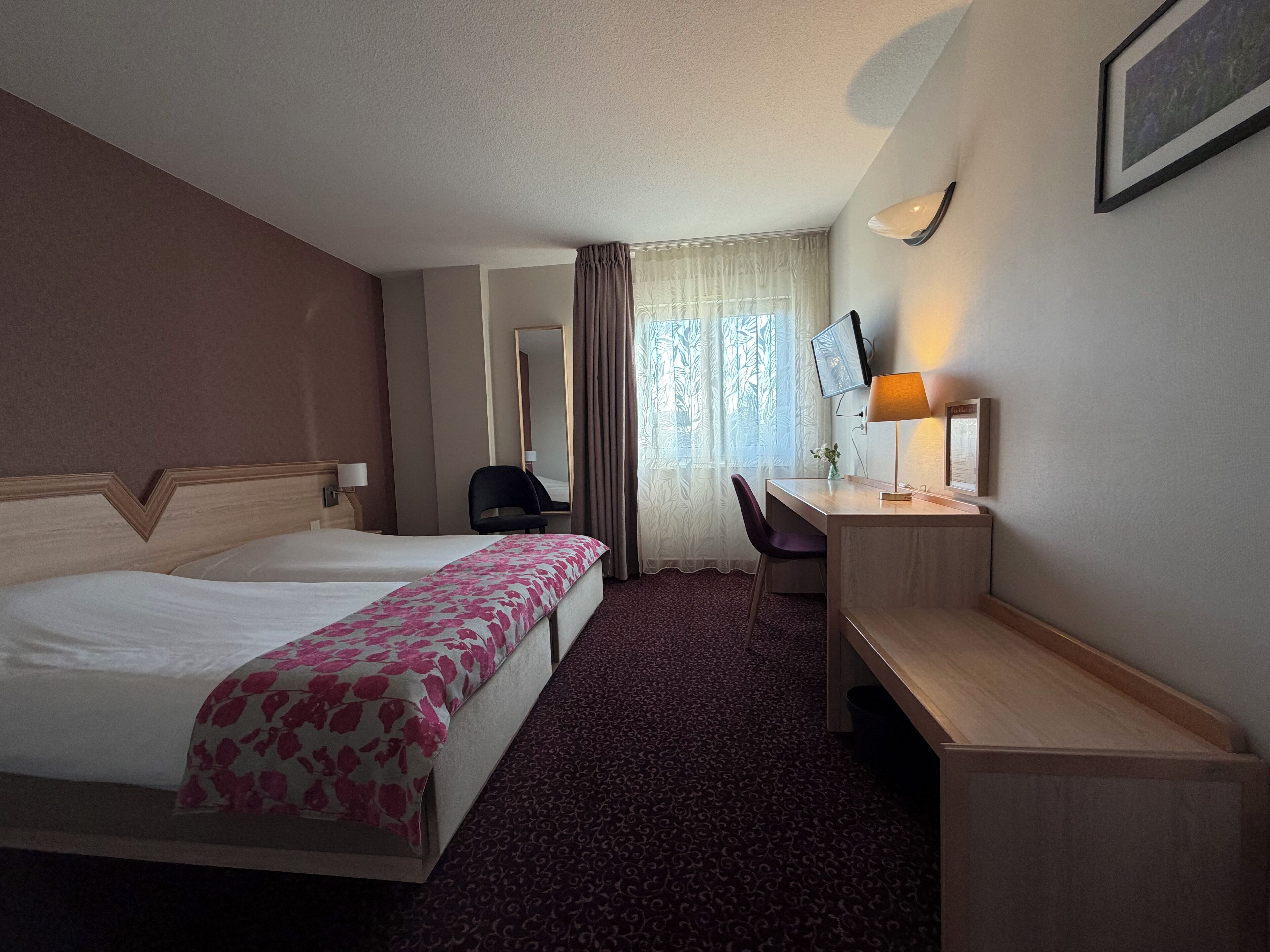 Habitación Confort con 2 camas individuales | Escritorio, espacio para trabajar con laptop y wifi gratis 