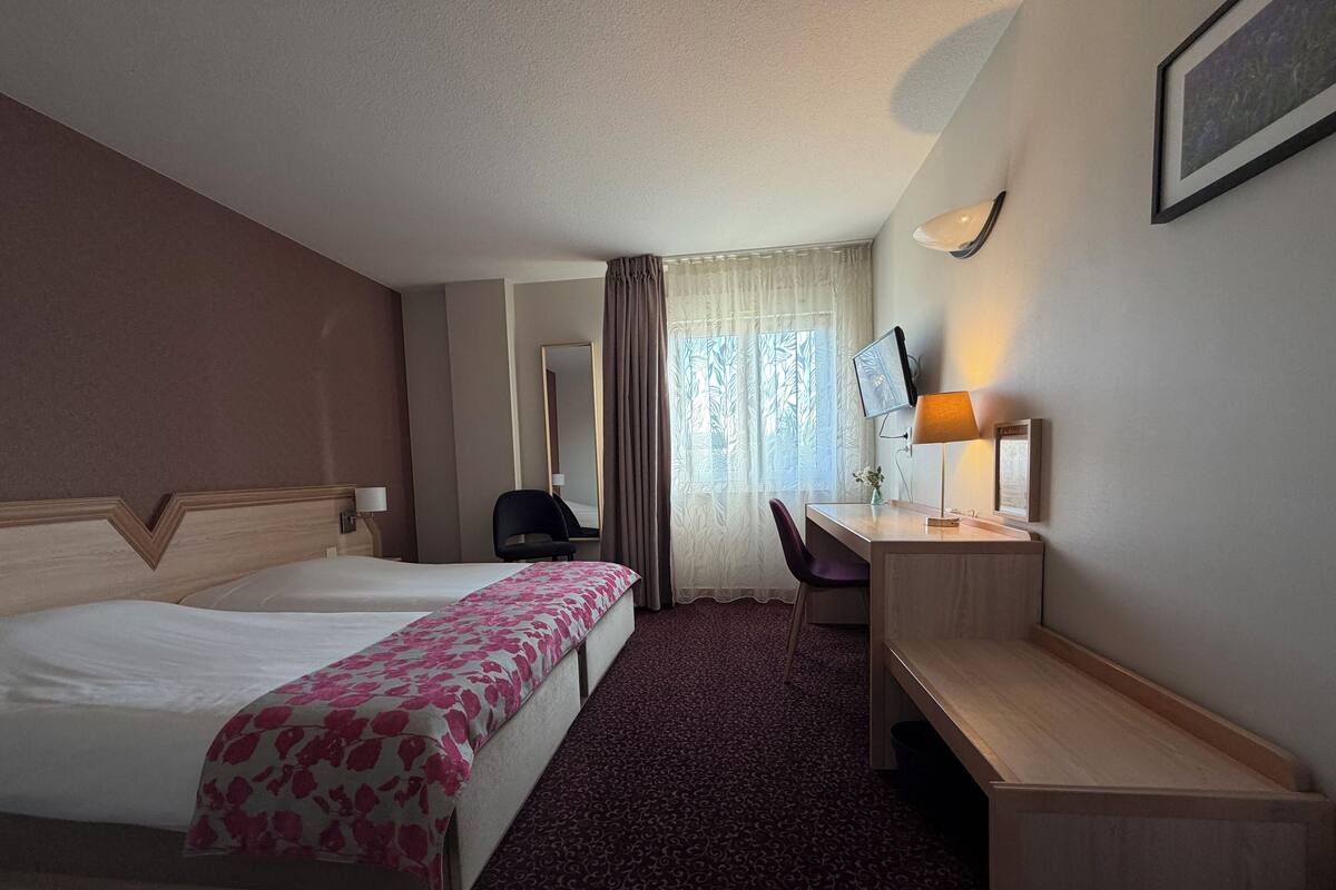 Chambre Confort avec lits jumeaux | Bureau, espace de travail pour ordinateur portable, Wi-Fi gratuit