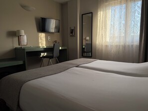 Habitación Confort con 2 camas individuales | Escritorio, espacio para trabajar con laptop y wifi gratis 