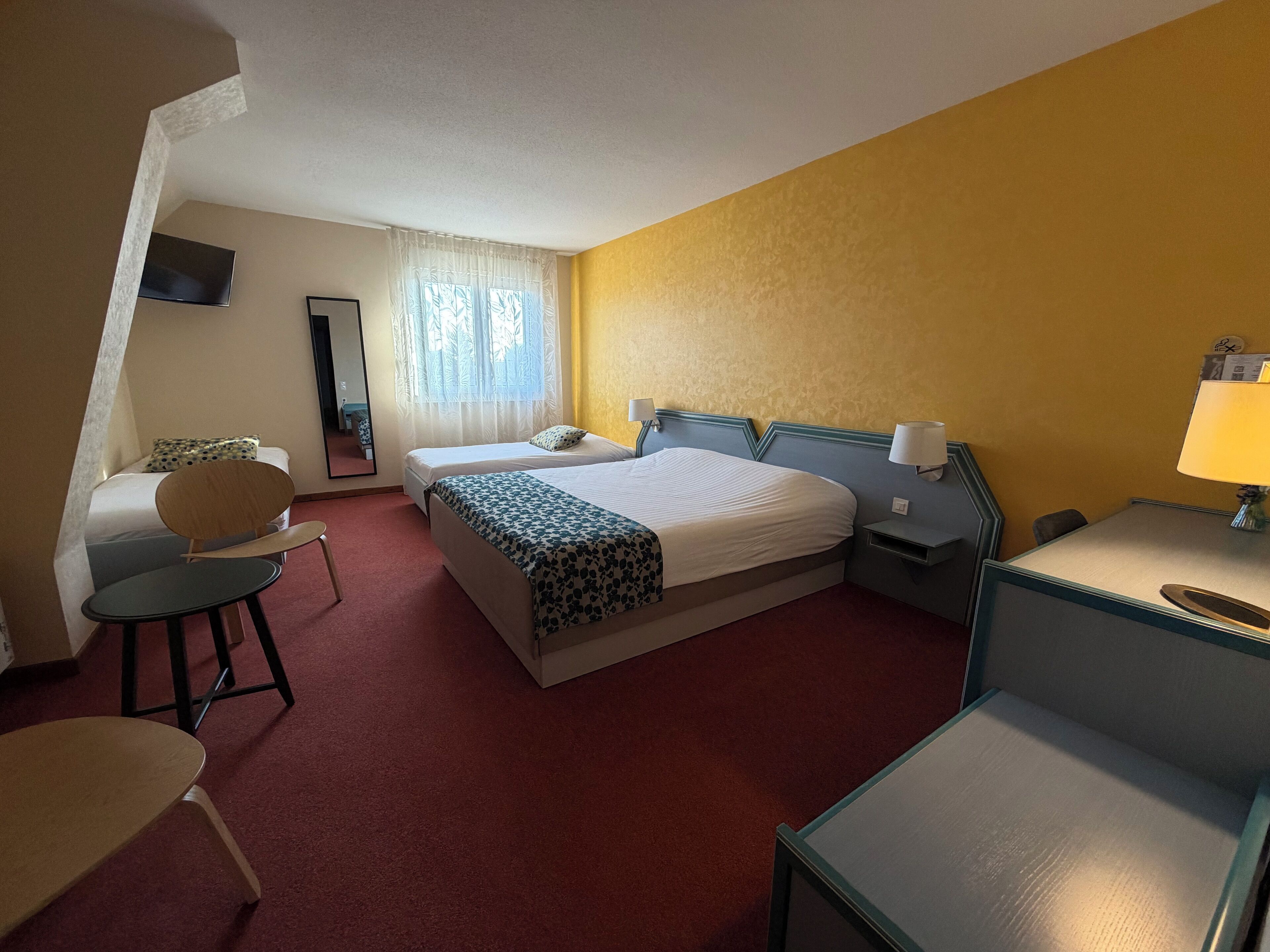 Habitación cuádruple Confort | Escritorio, espacio para trabajar con laptop y wifi gratis 