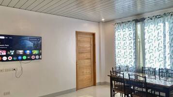 Apartment, 1 Bedroom | Dining room