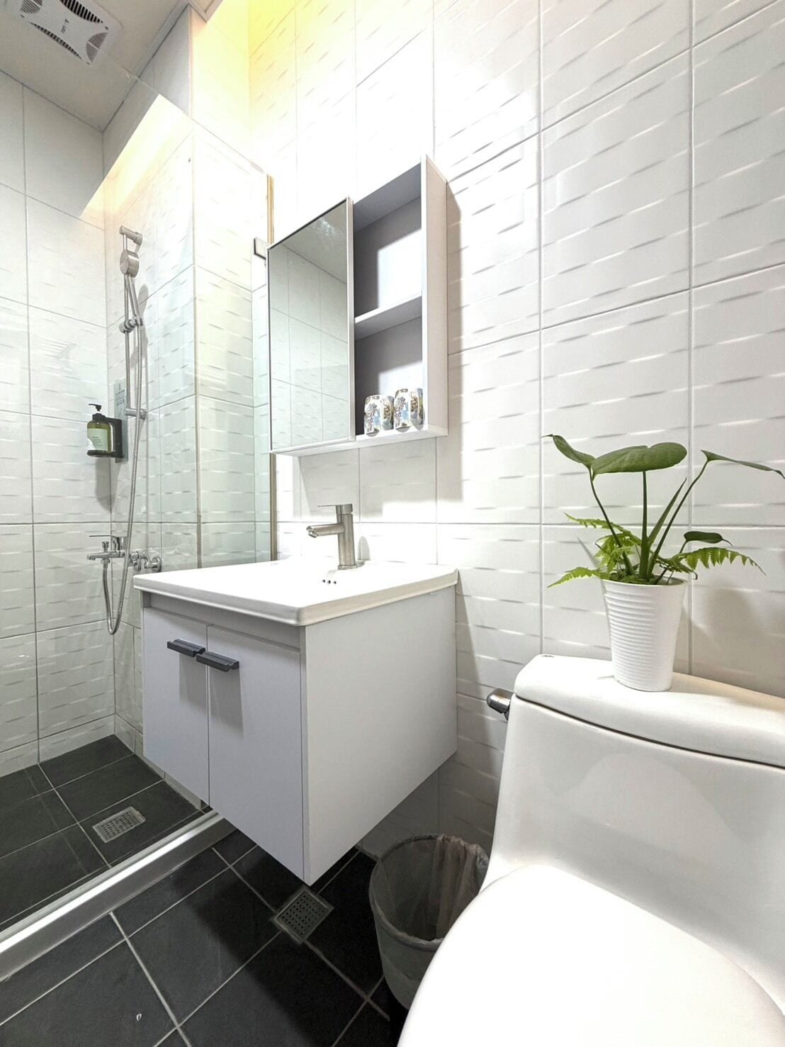 淋浴設備、毛巾、洗髮精、衛生紙