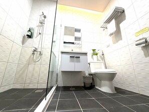 Phòng đôi Economy | Phòng tắm | Buồng tắm vòi sen, khăn tắm, dầu gội, giấy vệ sinh 