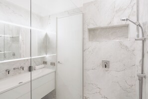 Shower, hair dryer, towels - Invalides Elegance, by Veeve (Paris)