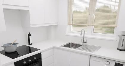Perfect for Longer Stays Equipped 2-bed Flat