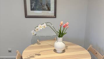 Apartment, 2 Bedrooms | Dining room