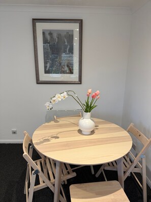 Apartamento, 2 habitaciones | Comedor