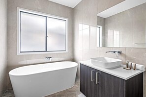 Shower, hair dryer, towels, shampoo - Brand New Riverfront Home, Pool and Sunrise Views (Griffin)