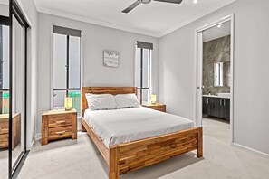 4 bedrooms, desk, iron/ironing board, WiFi - Brand New Riverfront Home, Pool and Sunrise Views (Griffin)