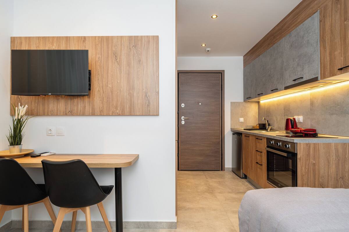 开间 | 客房内保险箱、办公桌、笔记本电脑工作区、遮光窗帘