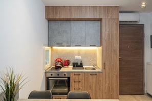 Estudio superior | Cocina privada | Frigorífico, horno, placa de cocina y utensilios de cocina