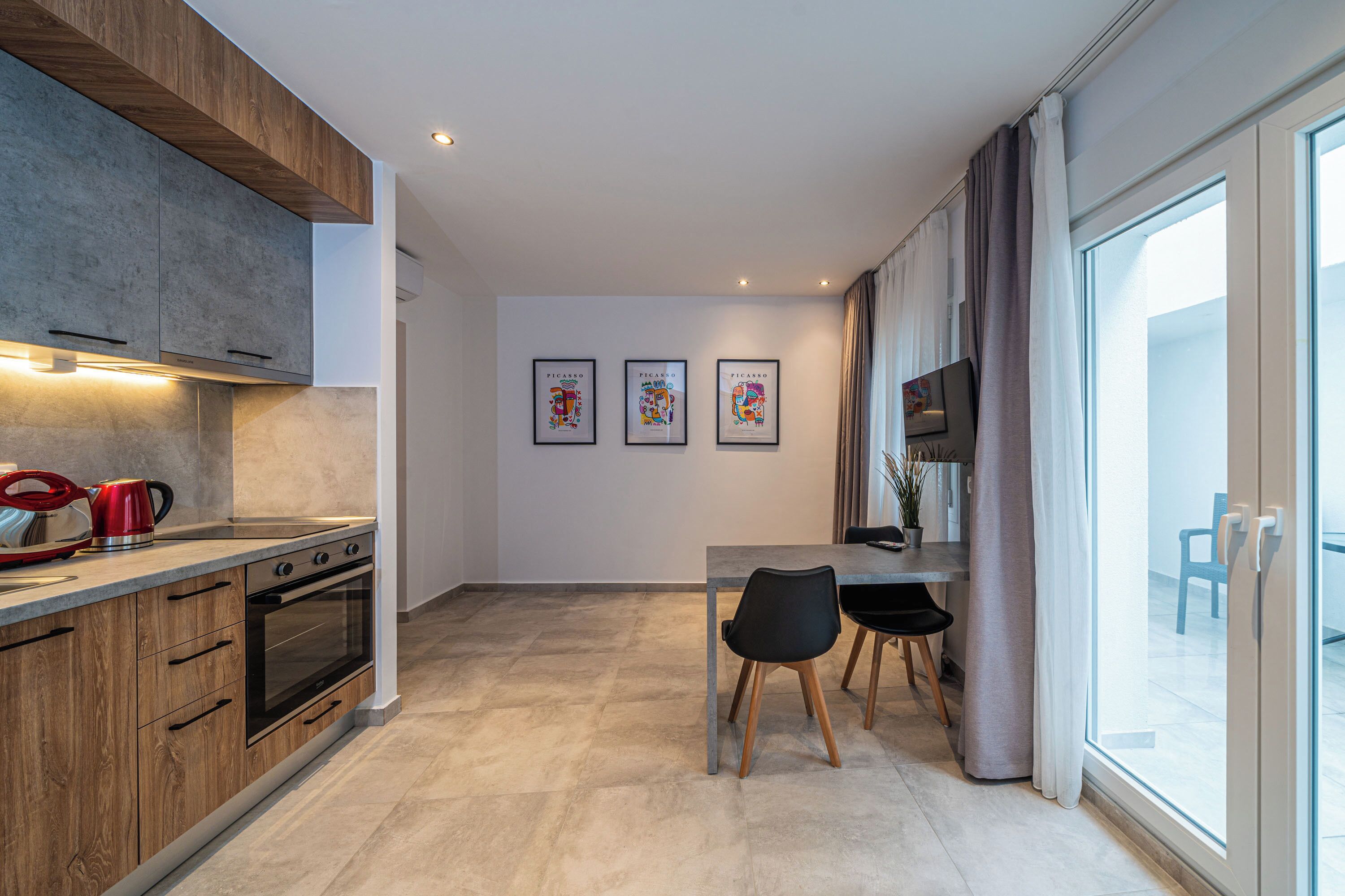 Refrigerador, horno, placa de cocina, utensilios de cocina