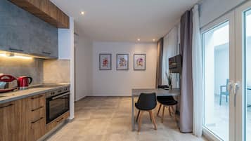 Refrigerador, horno, placa de cocina, utensilios de cocina